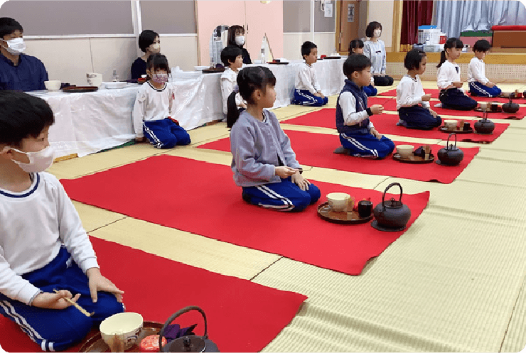 落ち着いて先生の話に耳を傾ける姿勢が身につきます